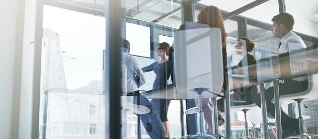 学際的かつ効率的なソリューション - 学際的なアプローチと確立されたプロセスにより、越境課題を効率的に対処することができます。